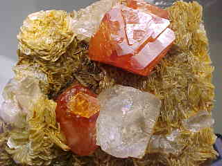 Scheelite with Fluorite on Muscovite